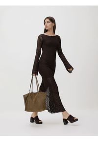 Reserved - Sukienka z wiązaniem na plecach - ciemnobrązowy. Kolor: brązowy. Materiał: dzianina