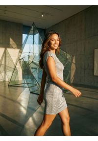 Sinsay - Sukienka mini z metalizowaną nitką - szary. Kolor: szary. Długość: mini #1