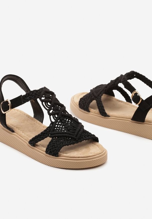 Born2be - Beżowe Płaskie Sandały z Ażurową Wstawką Zapinane na Sprzączkę Rosamoon. Okazja: na spacer. Zapięcie: sprzączka. Kolor: beżowy. Materiał: len. Wzór: ażurowy. Sezon: lato. Styl: elegancki