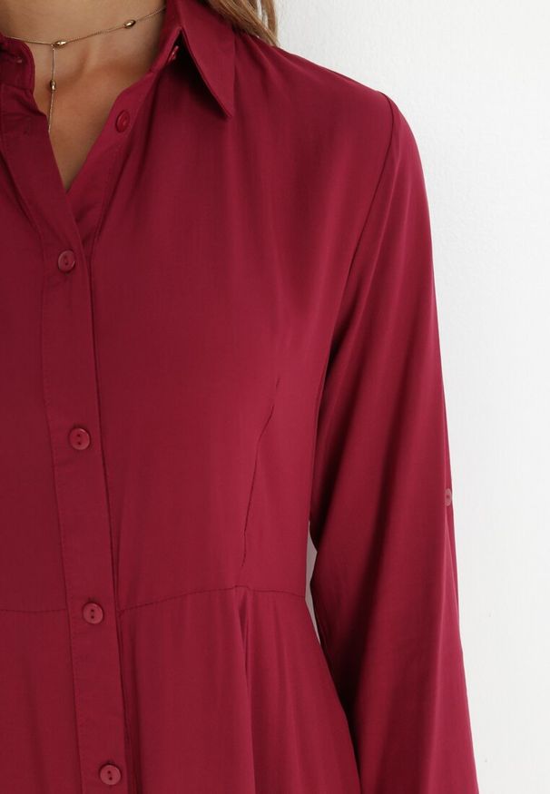 Born2be - Bordowa Sukienka Controllable. Okazja: na co dzień. Kolor: czerwony. Długość rękawa: długi rękaw. Typ sukienki: rozkloszowane, szmizjerki. Styl: casual, klasyczny. Długość: maxi