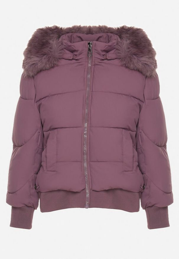 Born2be - Fioletowa Pikowana Kurtka z Szerokimi Ściągaczami i Ozdobnym Futrem przy Kapturze Inandria. Okazja: do pracy, na co dzień, na spotkanie biznesowe. Kolor: fioletowy. Materiał: futro. Długość rękawa: długi rękaw. Długość: długie. Styl: klasyczny, casual, elegancki, biznesowy