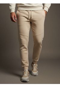 Sinsay - Spodnie jogger dresowe pique - beżowy. Kolor: beżowy. Materiał: dresówka