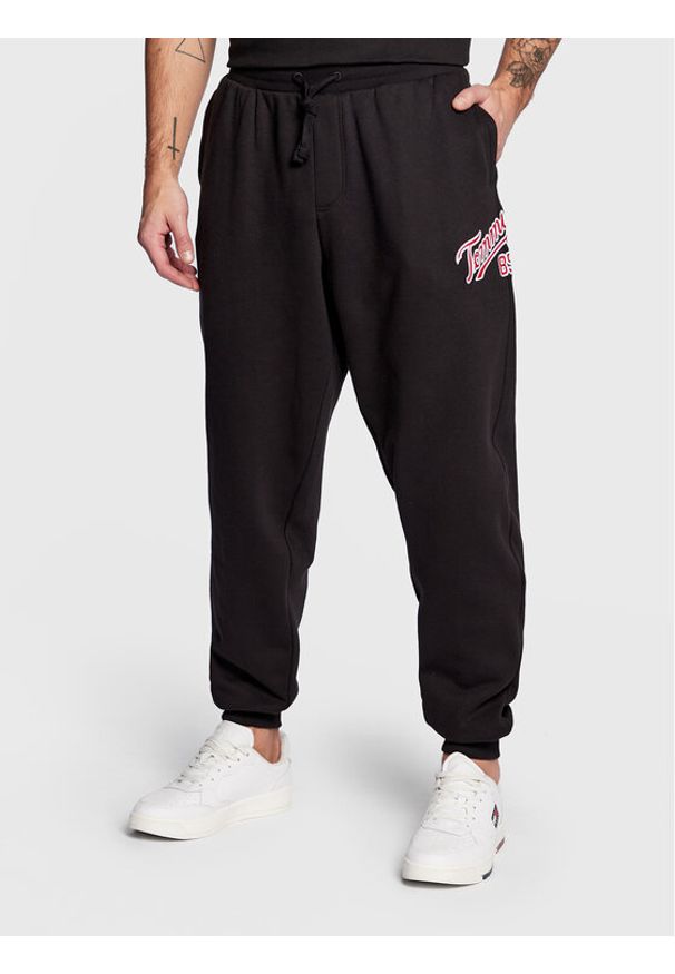 Tommy Jeans Spodnie dresowe College DM0DM15807 Czarny Relaxed Fit. Kolor: czarny. Materiał: bawełna, dresówka