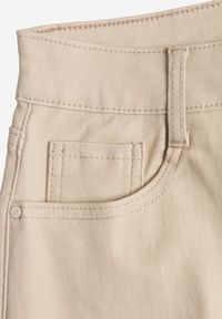 Born2be - Beżowe Szerokie Spodnie Woskowane z Wysokim Stanem Azilie. Okazja: na spotkanie biznesowe. Stan: podwyższony. Kolor: beżowy. Styl: biznesowy, klasyczny #8