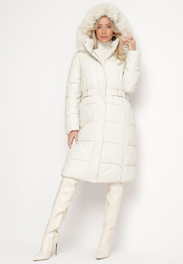 Born2be - Biała Pikowana Kurtka z Odpinanym Kapturem z Futerkiem Innalisse. Okazja: na co dzień, do pracy, na spotkanie biznesowe. Kolor: biały. Materiał: futro. Długość rękawa: długi rękaw. Długość: długie. Styl: biznesowy, casual, elegancki
