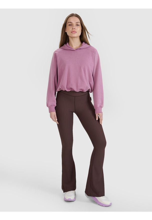 4f - 4F Bluza dresowa cropped nierozpinana z kapturem damska 4F x Anna Lewandowska - różowa XL. Okazja: na co dzień. Typ kołnierza: kaptur. Kolor: różowy. Materiał: dresówka. Długość rękawa: raglanowy rękaw. Wzór: gładki, ze splotem. Styl: sportowy, elegancki, casual