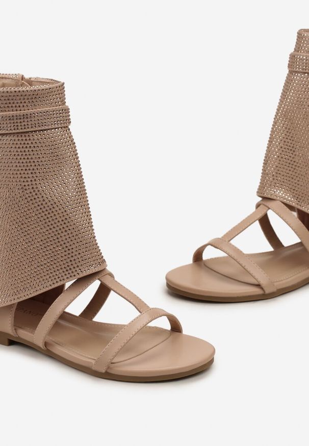 Renee - Beżowe Sandały z Modnie Wywiniętą Cholewką z Cyrkoniami Intirra. Zapięcie: klamry. Kolor: beżowy