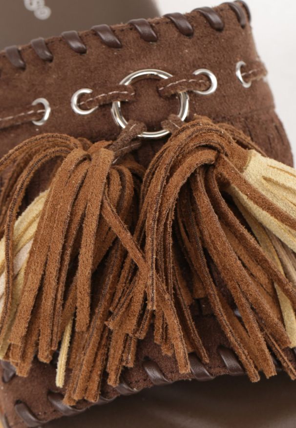Born2be - Ciemnobrązowe Płaskie Klapki Boho VICES z Imitacji Zamszu Zdobione Frędzlami Krili. Okazja: na co dzień, na spacer. Kolor: brązowy. Materiał: zamsz. Wzór: aplikacja. Sezon: lato. Obcas: na płaskiej podeszwie. Styl: boho