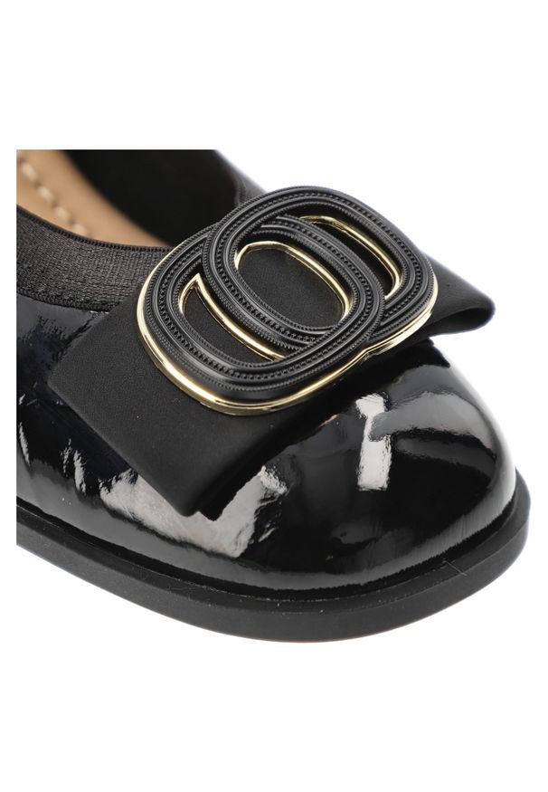 Półbuty damskie Filippo, cholewka ze skóry naturalnej lakierowanej wsuwany fason ozdobna aplikacja, czarne, DP6960/26. Kolor: czarny. Materiał: skóra, lakier. Szerokość cholewki: normalna. Wzór: aplikacja. Obcas: na obcasie. Styl: elegancki. Wysokość obcasa: średni