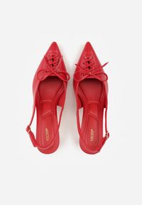 Renee - Czerwone Szpilki Slingback VICES Zdobione Gorsetowym Wiązaniem z Kokardą Azimuna. Okazja: na co dzień. Kolor: czerwony. Materiał: jeans, koronka. Wzór: aplikacja. Obcas: na szpilce. Styl: casual, elegancki #2