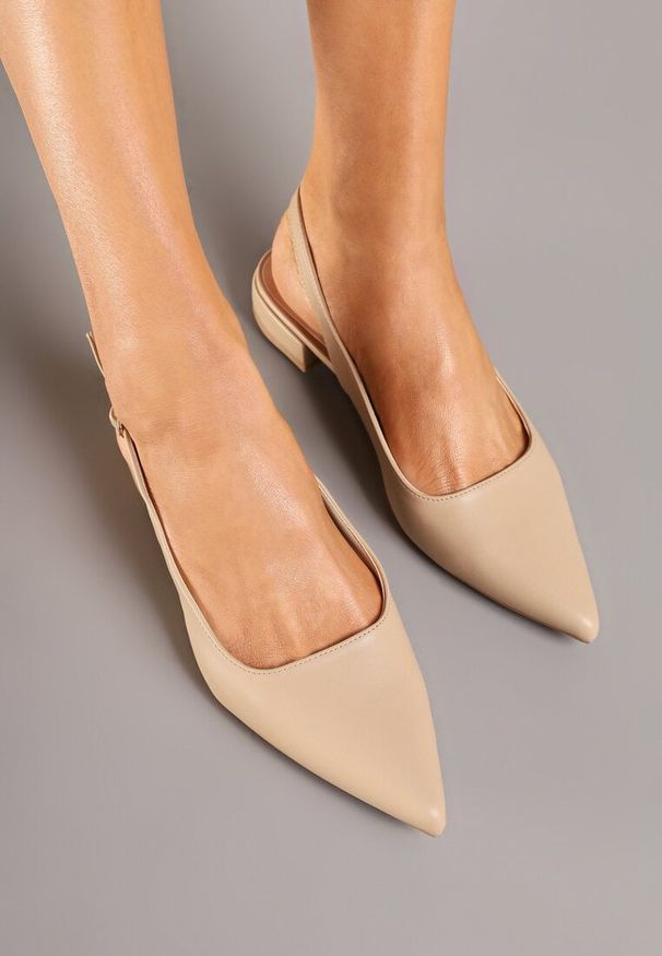 Born2be - Ciemnobeżowe Sandały z Noskiem w Szpic i Paskiem z Klamerką przy Pięcie Deoliria. Okazja: na co dzień. Zapięcie: pasek. Kolor: beżowy. Materiał: jeans. Styl: casual, elegancki