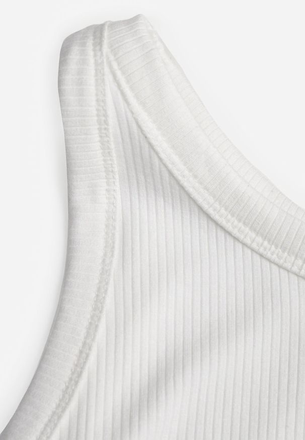 Born2be - Biały Top z Prążkowanego Materiału Zitessa. Okazja: na co dzień. Kolor: biały. Materiał: prążkowany, materiał. Długość rękawa: na ramiączkach. Styl: casual, klasyczny, elegancki