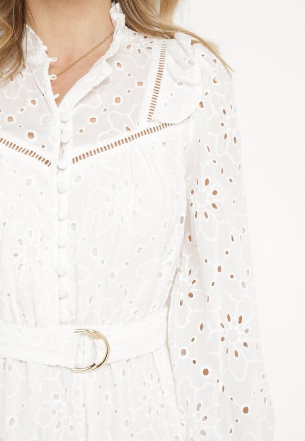 Born2be - Biała Haftowana Sukienka Mini z Bawełny z Paskiem i Ażurowym Wzorem Aislina. Typ kołnierza: kołnierz z falbankami. Kolor: biały. Materiał: bawełna. Wzór: ażurowy, haft. Sezon: wiosna, lato. Długość: mini