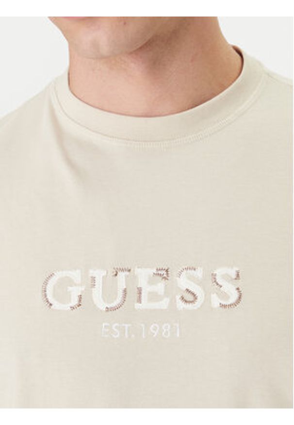 Guess T-Shirt M6GI16 K3032 Beżowy Regular Fit. Kolor: beżowy. Materiał: bawełna