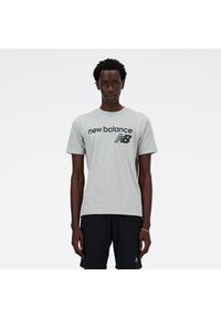 Koszulka męska New Balance MT41905AG – szara. Kolor: szary. Materiał: bawełna, dresówka. Długość rękawa: krótki rękaw. Długość: krótkie. Wzór: napisy #1
