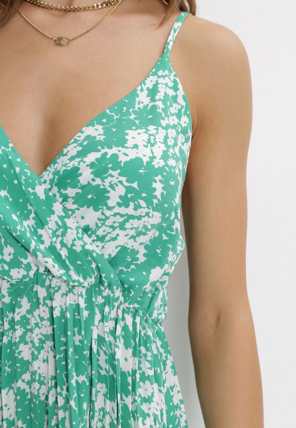 Born2be - Zielona Plisowana Sukienka Maxi z Kopertowym Dekoltem i Gumką w Pasie Ekeze. Kolor: zielony. Długość rękawa: na ramiączkach. Typ sukienki: kopertowe. Długość: maxi