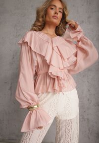 Renee - Różowa Bluzka w Typie Boho Ozdobiona Falbanami Sarlyss. Okazja: na co dzień. Typ kołnierza: dekolt w kształcie V. Kolor: różowy. Materiał: jeans. Długość rękawa: długi rękaw. Długość: długie. Wzór: aplikacja. Styl: boho #6