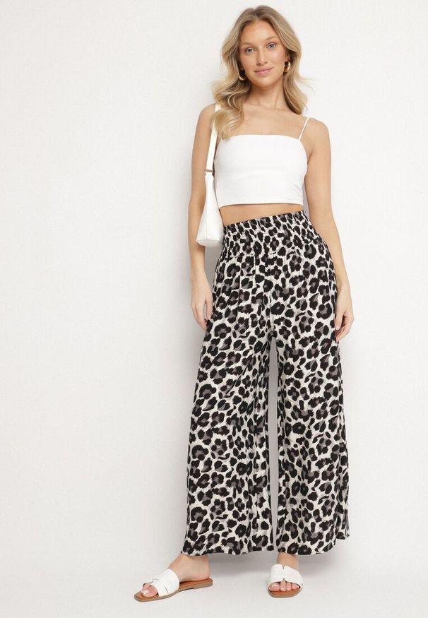 Born2be - Czarno-Białe Wiskozowe Spodnie Szerokie z Wysokim Stanem z Panterką Elliree. Okazja: do pracy. Stan: podwyższony. Kolor: czarny. Materiał: wiskoza. Wzór: motyw zwierzęcy. Styl: klasyczny