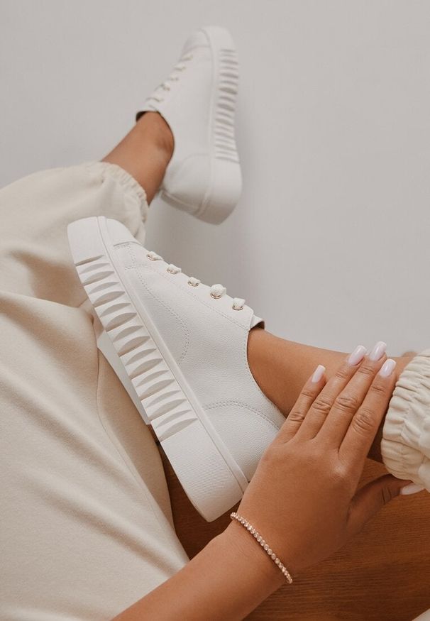 Born2be - Białe Sznurowane Sneakersy Vices na Płaskiej Podeszwie Firori. Zapięcie: sznurówki. Kolor: biały. Materiał: jeans. Wzór: aplikacja, jednolity. Obcas: na płaskiej podeszwie
