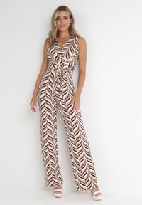Born2be - Beżowy Kombinezon Lasthotis. Kolor: beżowy. Długość rękawa: bez rękawów. Długość: długie. Wzór: kolorowy, geometria. Sezon: lato #1