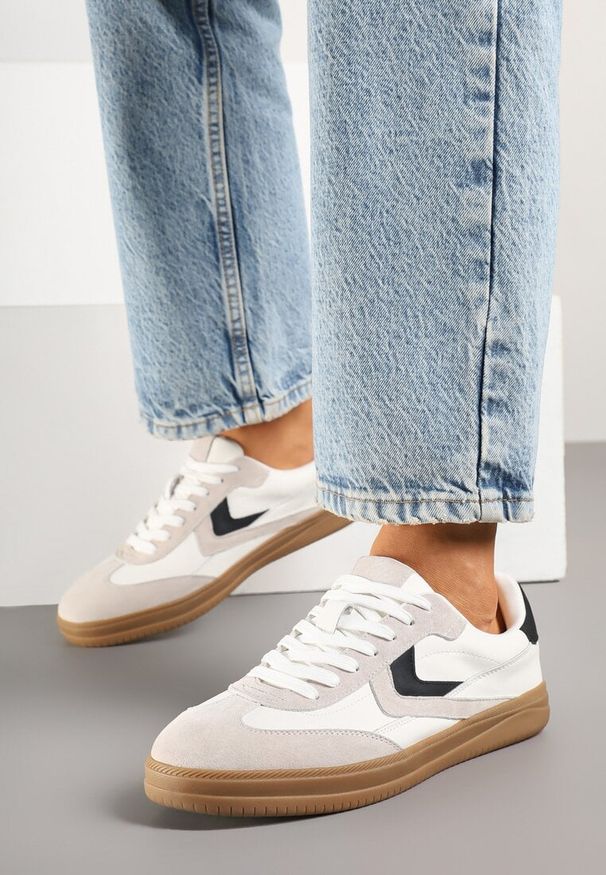 Renee - Beżowe Sneakersy Skórzane w Stylu Tenisówek z Geometrycznym Motywem Erisane. Okazja: na co dzień. Kolor: beżowy. Materiał: skóra. Wzór: geometria