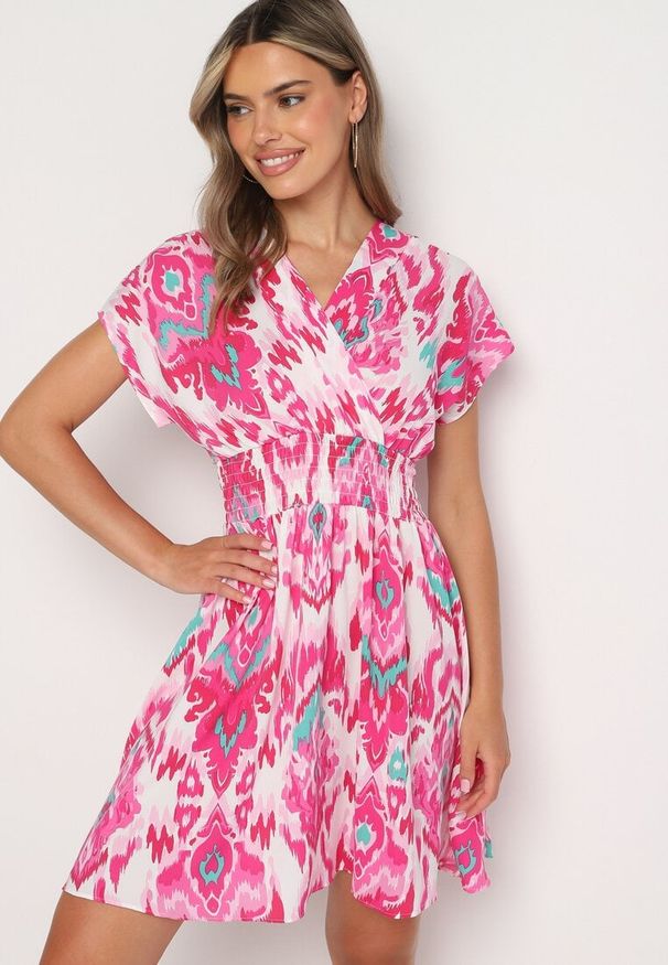 Born2be - Fuksjowa Sukienka Rozkloszowana z Kopertowym Dekoltem i Gumką w Pasie Emrra. Okazja: na plażę, na co dzień. Typ kołnierza: dekolt kopertowy. Kolor: różowy. Materiał: tkanina. Sezon: lato. Typ sukienki: kopertowe. Styl: casual