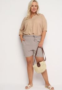 Born2be - Ciemnobeżowe Szorty Typu Bermudy z Wysokim Stanem z Gumką w Pasie i Wiązaniem Seviiana. Okazja: na co dzień. Stan: podwyższony. Kolekcja: plus size. Kolor: beżowy. Materiał: koronka, materiał. Wzór: koronka. Sezon: lato. Styl: elegancki, casual