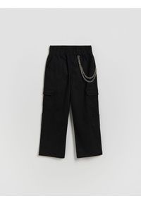 Reserved - Spodnie bojówki z łańcuszkiem - czarny. Kolor: czarny. Materiał: bawełna, tkanina #1