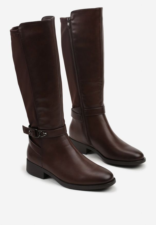 Born2be - Brązowe Kozaki Oficerki z Klamrami Tiovelda. Okazja: na co dzień. Zapięcie: klamry. Kolor: brązowy. Materiał: skóra. Styl: elegancki, casual