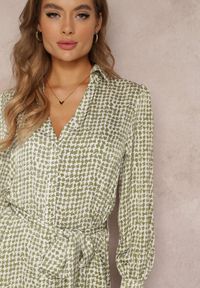 Renee - Zielona Sukienka Agarine. Typ kołnierza: kołnierzyk koszulowy. Kolor: zielony. Materiał: materiał. Wzór: gładki. Typ sukienki: koszulowe. Długość: midi