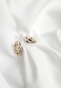 Born2be - Biała Elegancka Sukienka Bez Rękawów Zdobiona Przypinkami w Talii Rhaegina. Okazja: na co dzień. Kolor: biały. Długość rękawa: bez rękawów. Wzór: aplikacja. Typ sukienki: proste, rozkloszowane. Styl: elegancki #3