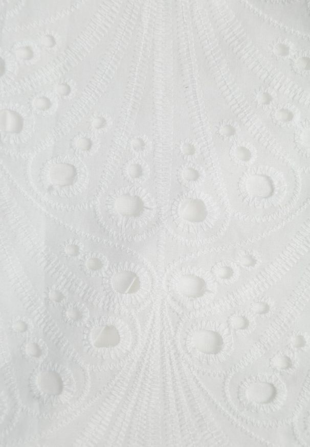 Born2be - Biała Sukienka z Bawełny Zdobiona Haftem z Krótkim Rękawem i Materiałowym Paskiem Dimisha. Okazja: na co dzień. Kolor: biały. Materiał: materiał, bawełna. Długość rękawa: krótki rękaw. Wzór: aplikacja, haft. Typ sukienki: proste, dopasowane. Styl: casual