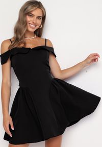 Born2be - Czarna Rozkloszowana Kwiatowa Sukienka na Ramiączkach z Usztywnianymi Miseczkami Mivinae. Okazja: na co dzień, na ślub cywilny, na wesele. Kolor: czarny. Materiał: jeans. Długość rękawa: na ramiączkach. Wzór: kwiaty. Typ sukienki: rozkloszowane. Styl: wizytowy, casual #6