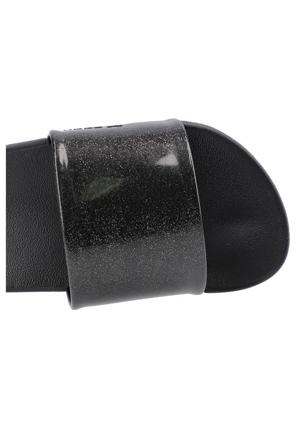 zaxy - Klapki damskie Zaxy, wykonane z materiału syntetycznego o połyskującej powierzchni z szerokim paskiem na przodzie oraz płaską profilowaną podeszwą, c. Okazja: na co dzień, na plażę. Kolor: czarny. Materiał: syntetyk, materiał. Sezon: lato. Styl: casual, elegancki