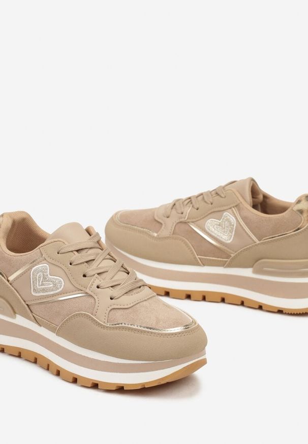 Born2be - Ciemnobeżowe Sneakersy na Grubej Podeszwie Ozdobione Sercem i Metalicznymi Wstawkami Verioras. Okazja: na co dzień. Zapięcie: sznurówki. Kolor: beżowy. Materiał: jeans. Wzór: aplikacja