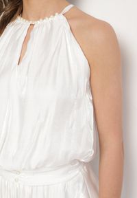 Born2be - Biała Wiskozowa Sukienka o Rozkloszowanym Kroju Bez Rękawów z Falbanami Soranvia. Okazja: na co dzień, na imprezę. Kolor: biały. Materiał: wiskoza. Długość rękawa: bez rękawów. Styl: casual, elegancki #6