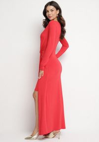 Born2be - Czerwona Sukienka z Efektownym Marszczeniem i Rozcięciem z Wiskozą Kliheria. Okazja: na co dzień. Kolor: czerwony. Materiał: wiskoza. Długość rękawa: długi rękaw. Styl: klasyczny, casual, elegancki #5