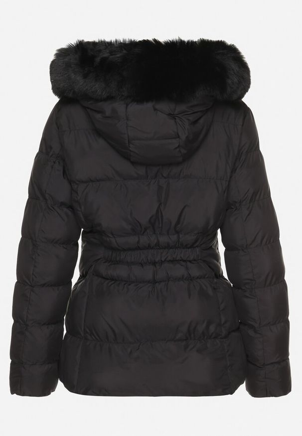 Born2be - Czarna Kurtka z Futrem Pikowana z Odpinanym Kapturem Raiona. Okazja: na co dzień, na spacer. Kolekcja: plus size. Kolor: czarny. Materiał: futro. Styl: elegancki, casual