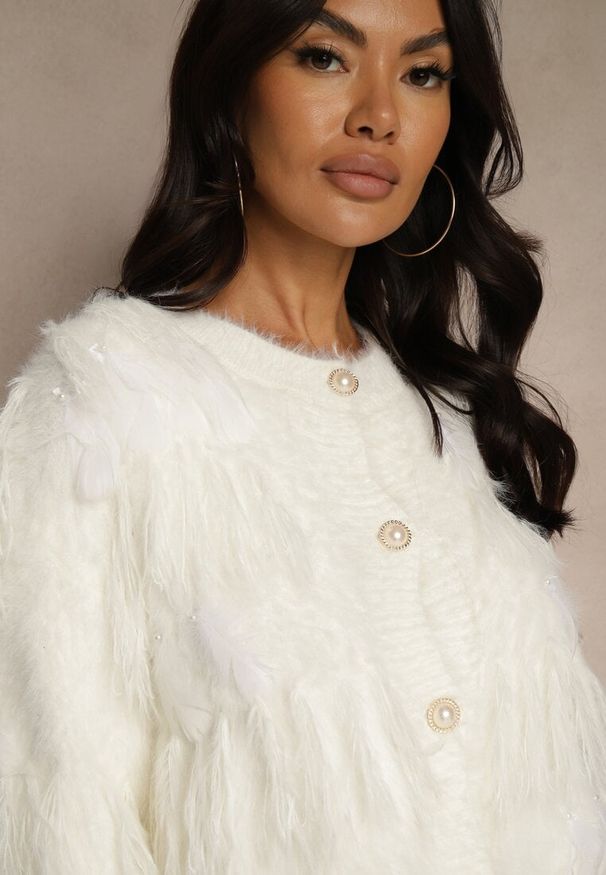 Renee - Jasnobeżowy Kardigan z Dzianiny z Wełną Imitującą Pióra z Perłowymi Guzikami Meviatta. Kolor: beżowy. Materiał: wełna, dzianina. Styl: glamour