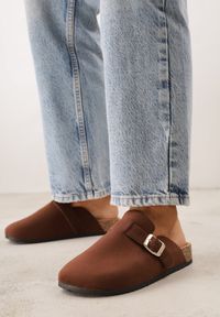 Born2be - Ciemnobrązowe Klapki z Ozdobnym Paskiem i Klamrą Calevelis. Nosek buta: okrągły. Kolor: brązowy. Materiał: jeans. Obcas: na obcasie. Styl: elegancki, klasyczny. Wysokość obcasa: średni #1
