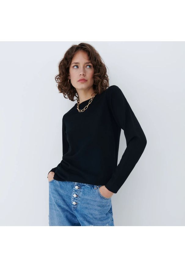 Mohito - Dopasowany sweter z wiskozą - Czarny. Kolor: czarny. Materiał: wiskoza