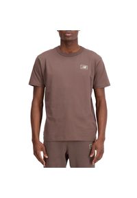 Koszulka New Balance MT33511DUO - brązowa. Kolor: brązowy. Materiał: materiał, bawełna. Długość rękawa: krótki rękaw. Długość: krótkie. Wzór: napisy #1