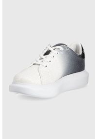 Love Moschino buty kolor biały. Nosek buta: okrągły. Zapięcie: sznurówki. Kolor: biały. Materiał: guma. Obcas: na platformie