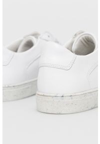 Wojas Buty kolor biały na płaskiej podeszwie. Nosek buta: okrągły. Zapięcie: sznurówki. Kolor: biały. Materiał: kauczuk, syntetyk. Szerokość cholewki: normalna. Obcas: na płaskiej podeszwie #3