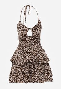 Renee - Beżowa Panterkowa Sukienka z Wiązaniem na Szyi i Falbankami Gilanne. Okazja: na co dzień. Typ kołnierza: kołnierz z falbankami. Kolor: beżowy. Materiał: jeans. Długość rękawa: bez rękawów. Sezon: lato. Styl: casual #3