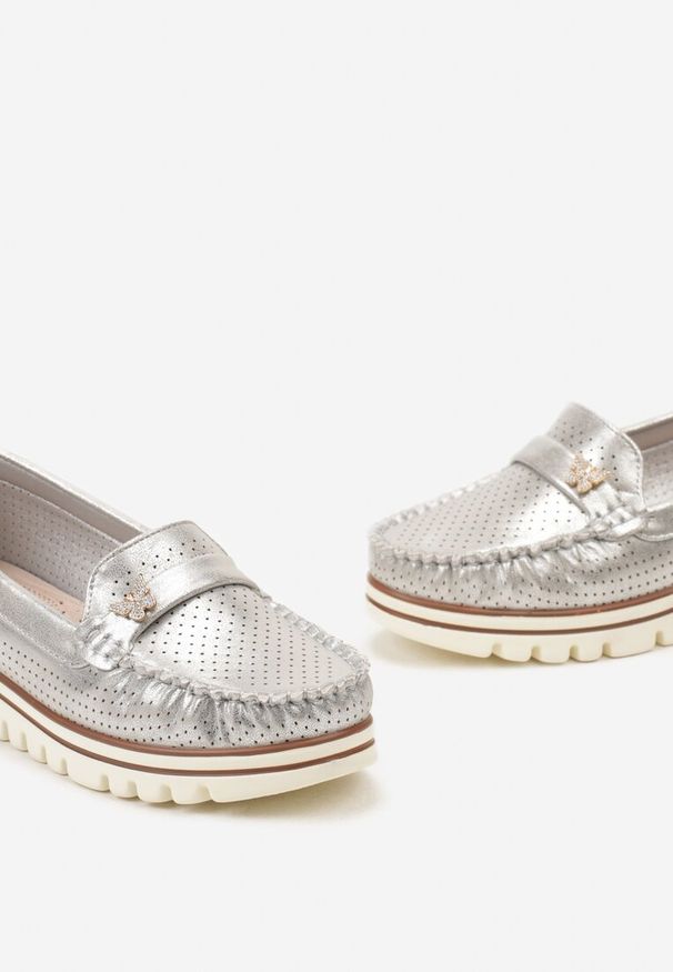 Renee - Srebrne Półbuty ze Skórzaną Wkładką i Blaszką w Kształcie Motylka Stagiana. Okazja: na co dzień. Kolor: srebrny. Materiał: skóra. Styl: casual, elegancki