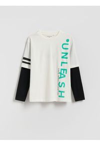 Reserved - Bawełniany longsleeve z nadrukiem - złamana biel. Materiał: bawełna. Długość rękawa: długi rękaw. Wzór: nadruk #1