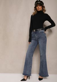 Renee - Niebieskie Jeansy o Kroju Dzwonów z Paskiem z Klamrą Zdobioną Cyrkoniami Cyreti. Okazja: na co dzień. Kolor: niebieski. Wzór: aplikacja. Styl: casual, retro