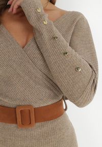 Born2be - Beżowa Sukienka Dzianinowa z Paskiem i Kopertowym Dekoltem Hatita. Okazja: na co dzień, do pracy, na spotkanie biznesowe. Typ kołnierza: dekolt kopertowy. Kolor: beżowy. Materiał: dzianina. Typ sukienki: kopertowe. Styl: klasyczny, casual, biznesowy #2