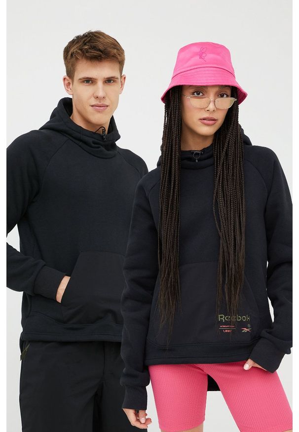 Reebok Classic bluza kolor czarny z kapturem z aplikacją. Typ kołnierza: kaptur. Kolor: czarny. Materiał: poliester, materiał. Długość rękawa: raglanowy rękaw. Długość: długie. Wzór: aplikacja